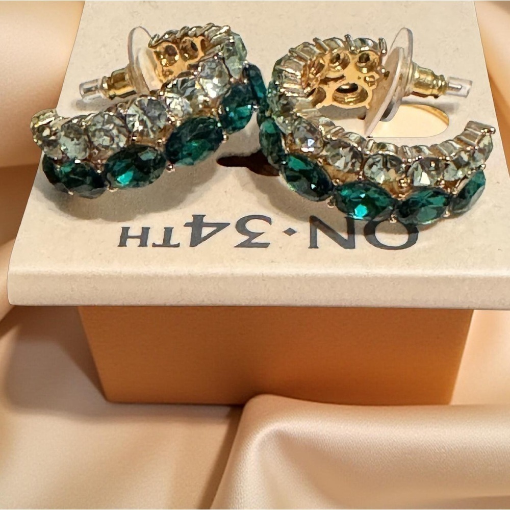 Macy’s NWT emerald green oval rhinestone +light green,Paradot round,earrings - Picture 3 of 3